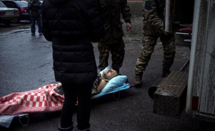 Un blessé arrive à l'höpital d'Artemivsk près de la ligne de front dans l'est de l'Ukraine, le 29 janvier 2014