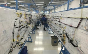 Un employé mexicain à pied d'oeuvre dans l'une des cinq usines de câblages électriques pour avions dont dispose Safran à Chihuahua, au nord du Mexique, le 12 février 2016