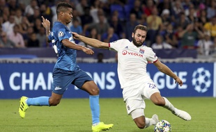 Lucas Tousart tacle ici le joueur du Zénith Saint-Pétersbourg Wilmar Barrios lors du précédent match de Ligue des champions au Parc OL en septembre.