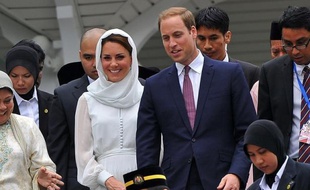 Le prince William et son épouse Kate devaient poursuivre dimanche aux îles Salomon leur tournée en Asie-Pacifique en l'honneur des 60 ans de règne d'Elizabeth, troublée par la publication dans la presse étrangère de photos montrant la jeune femme seins nus.