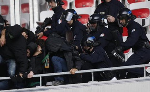 Affrontements entre supporters et forces de l'ordre dans les tribunes du stade de l'Allianz Arena de Nice avant le coup d'envoi du match de Ligue 1 entre Nice et Saint-Etienne le 24 novembre 2013