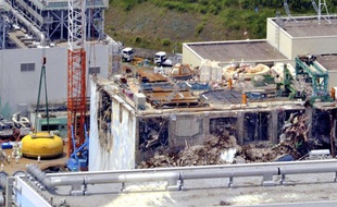 Travaux sur le toit du réacteur 4 de la centrale de Fukushima, le 10 août 2012.