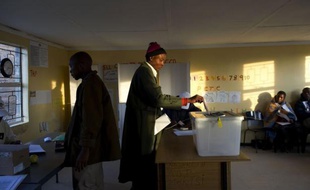 Les bureaux de vote ont ouvert samedi au Lesotho où un million d'électeurs sont appelés à renouveler leur Parlement lors d'un scrutin qui s'annonce disputé, le Premier ministre Pakalitha Mosisili étant contesté après quatorze ans au pouvoir