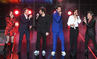 Jenifer, Nikos Aliagas, Patrick Fiori, Mika, Zazie et Florent Pagny chantent "Place des grands hommes" en collégiale sur le plateau de "The Voice All Stars".