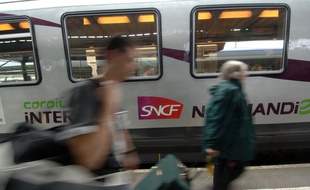 Un train Intercité sur la ligne Paris - Caen - Cherbourg / Trouville - Deauville.