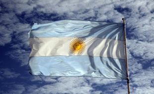 Le drapeau argentin flottant à Los Glaciares, dans la province de Santa Cruz, dans le sud de l'Argentine, le 18 mars 2014