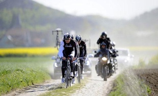 Fabian Cancellara et son équiupe lors de la reconnaissance du Paris-Roubaix, le 11 avril 2014, à orchies.