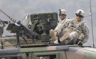 Un soldat américain sort d'un véhicule militaire à Pocheon, en Corée du sud, le 11 avril 2014.