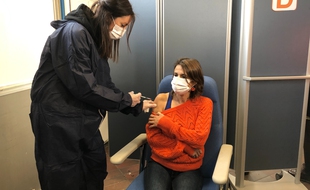 Vaccination d'un médecin libéral dans un centre de vaccination à Nantes.