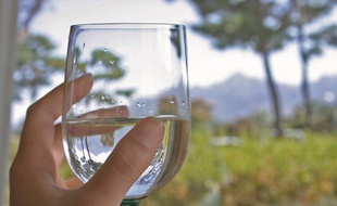 Pour consommer une eau qui possède tous ses nutriments et dans laquelle aucun germe ne s'est développé, il faut respecter certaines conditions de conservation.