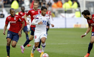 Nabil Fékir tente de se défaire de la défense lilloise, le 5 octobre 2014 à Gerland.