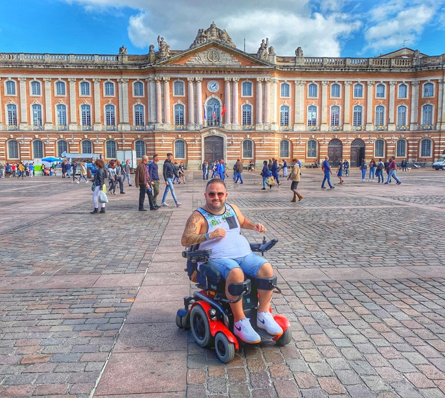 L'ancien rugbyman Tony Moggio sur la place du Capitole, à Toulouse.