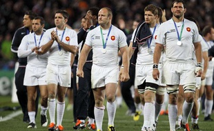 L'équipe de France défile sur le terrain de l'Eden Park après sa défaite en finale face aux All Blacks le 23 octobre 2011.