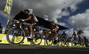 Le peloton du Tour de France ici lors de la 2e étape entre Perros-Guirec et Mûr-de-Bretagne, le 27 juin 2021.