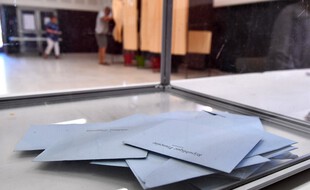 Quelques bulletins de vote dans une urne, lors des élections législatives de 2017. (archives)