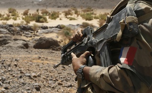 Illustration: un Famas dans les mains d'un soldat français.