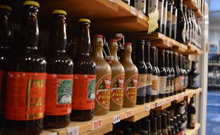 Au magasin Strasbourg bière import dans le centre de Strasbourg, plus d'une quinzaine de bières de Noël sont en vente.