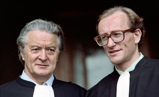 Maîtres Roland Dumas (G) et Alain Jakubowicz (D), avocat des parties civiles au procès de l'ancien chef de la Gestapo de Lyon Klaus Barbie, le 26 juin 1987 devant le Palais de Justice de Lyon