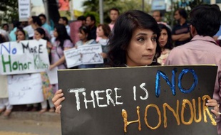Manifestation à Islamabad le 29 mai 2014 pour dénoncer la lapidation de Farzana Parveen, une jeune femme enceinte, par ses proches devant des policiers impassibles mardi