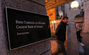 Un homme sort de la banque d'Irlande, à Dublin, le 18 novembre 2010.