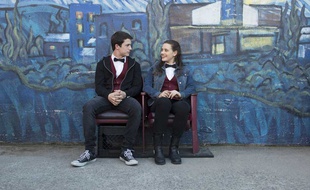 Dylan Minnette et Katherine Langford dans la série « 13 Reasons Why ».