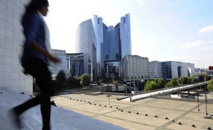Sur l'esplanade du quartier d'affaires de la Défense, près de Paris, en septembre 2011.