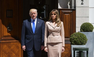Le président Donald Trump et sa femme Melania attendent le président français Emmanuel Macron devant l'ambassade des Etats-Unis, le 25 mai 2017.