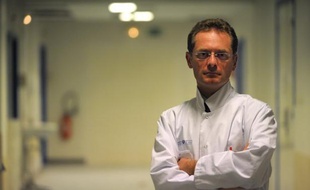 Le professeur Philippe Juvin, secrétaire national de l'UMP, a été nommé vendredi chef des urgences de l'Hôpital européen Georges-Pompidou (HEGP), un choix suspecté d'être lié à son engagement politique et contesté au nom du cumul des fonctions, selon des sources hospitalières.