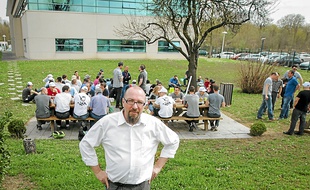 François Kormann et une partie des salariés devant le site d'Illkirch, mardi midi.