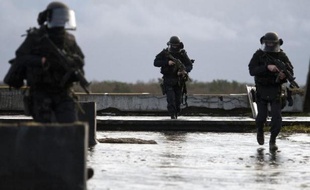 Des membres du Groupe d'intervention de la gendarmerie nationale (GIGN) participent à une session d'entraînement à la base de Mondesir, près d'Etampes en France, le 10 janvier 2011