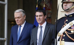 Jean-Marc Ayrault et Manuel Valls à l'issue de la passation de pouvoirs le 1er avril 2014 à Matignon