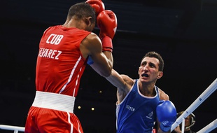 Sofiane Oumiha lors de sa victoire en finale des championnats du monde amateurs, catégorie poids léger, contre le Cubain Lazaro Alvarez Estrada, le 2 septembre 2017 à Hambourg, en Allemagne.