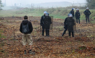 Gendarmes face à un militant anti-barrage à SIvens le 29 septembre 2014.