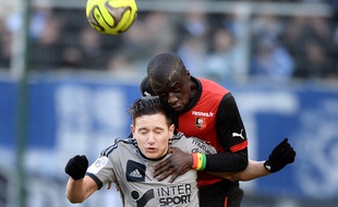 Florian Thauvin au duel avec Cheick Mbengué lors de Rennes-OM, le 7 février 2015.