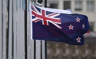 Le drapeau de Nouvelle-Zélande devant le Parlement, à Wellington, le 29 octobre 2014