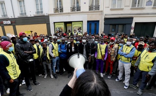 Des livreurs de Frichti sans papiers ont manifesté lundi pour demander leur régularisation.