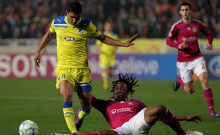 L'attaquant de l'Apoel Nicosie Ailton face au Lyonnais Bakary Koné, le 7 mars 2012, au GSP Stadium de Nicosie.