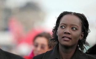 Trois électeurs de Colombes (Hauts-de-Seine), qui contestent la demande de réinscription de Rama Yade sur les listes électorales, ont déposé plainte contre elle vendredi au parquet de Nanterre pour "faux" et "tentative d'escroquerie", a-t-on appris samedi auprès de leur avocat.