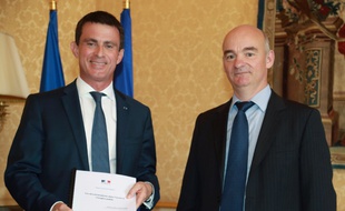 Le Premier ministre Manuel Valls et le professeur d'université Yannick L'Horty le 12 juillet 2016 à Paris