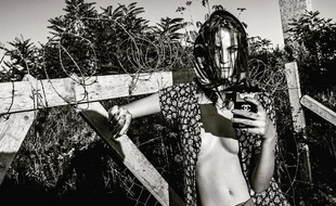 Une des clichés du shooting de mode d'un photographe hongrois sur le thème des réfugiés