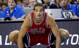Le basketteur des Chicago Bulls, Joakim Noah, lors d'un match contre Utah, en NBA, le 6 octobre 2009.