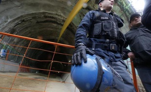 Des policiers italiens gardent le 23 mars 2013 à Chiomonte une galerie de reconnaissance sur le chantier de la ligne du TGV Lyon-Turin, mise en cause par les écologistes