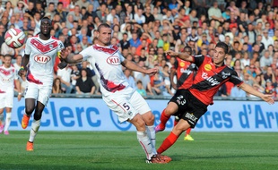 Guingamp's French Malian forward Mana Dembele (R) vies with Bordeaux's French defender Nicolas Pallois during the French L1 football match Guingamp vs Bordeaux on September 14, 2014 at the Roudourou stadium in Guingamp, western of France. AFP PHOTO FRED TANNEAU
