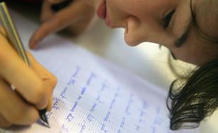 Un élève lors d'une dictée dans un collège parisien en octobre 2007