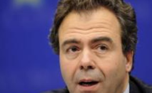 Le contrôle antidrogue, mené le 19 novembre par des gendarmes avec des chiens dans un collège de Marciac (Gers), a été critiqué mercredi par le porte-parole du gouvernement Luc Chatel, la ministre de l'Intérieur Michèle Alliot-Marie demandant une enquête interne.