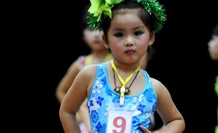 Une petite fille participe à un concours de beauté pour enfant, à Hefei, dans l'est de la Chine, le 27 juillet 2009.