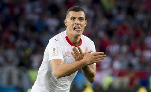 Granit Xhaka célèbre son but face à la Serbie en mimant l'aigle albanais