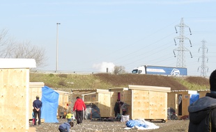 L'autoroute A16 en arrière plan du camp de Grande-Synthe