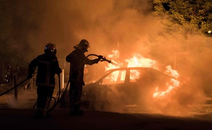 Un véhicule incendié à Nantes (quartier Malakoff), les pompiers mobilisés, le 4 juillet 2018.