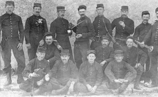 Claude Fournier est le 2e en partant de la gauche au premier rang. Cette photo est la seule de Claude Fournier, retrouvé dans la malle d'une lointaine aïeule.